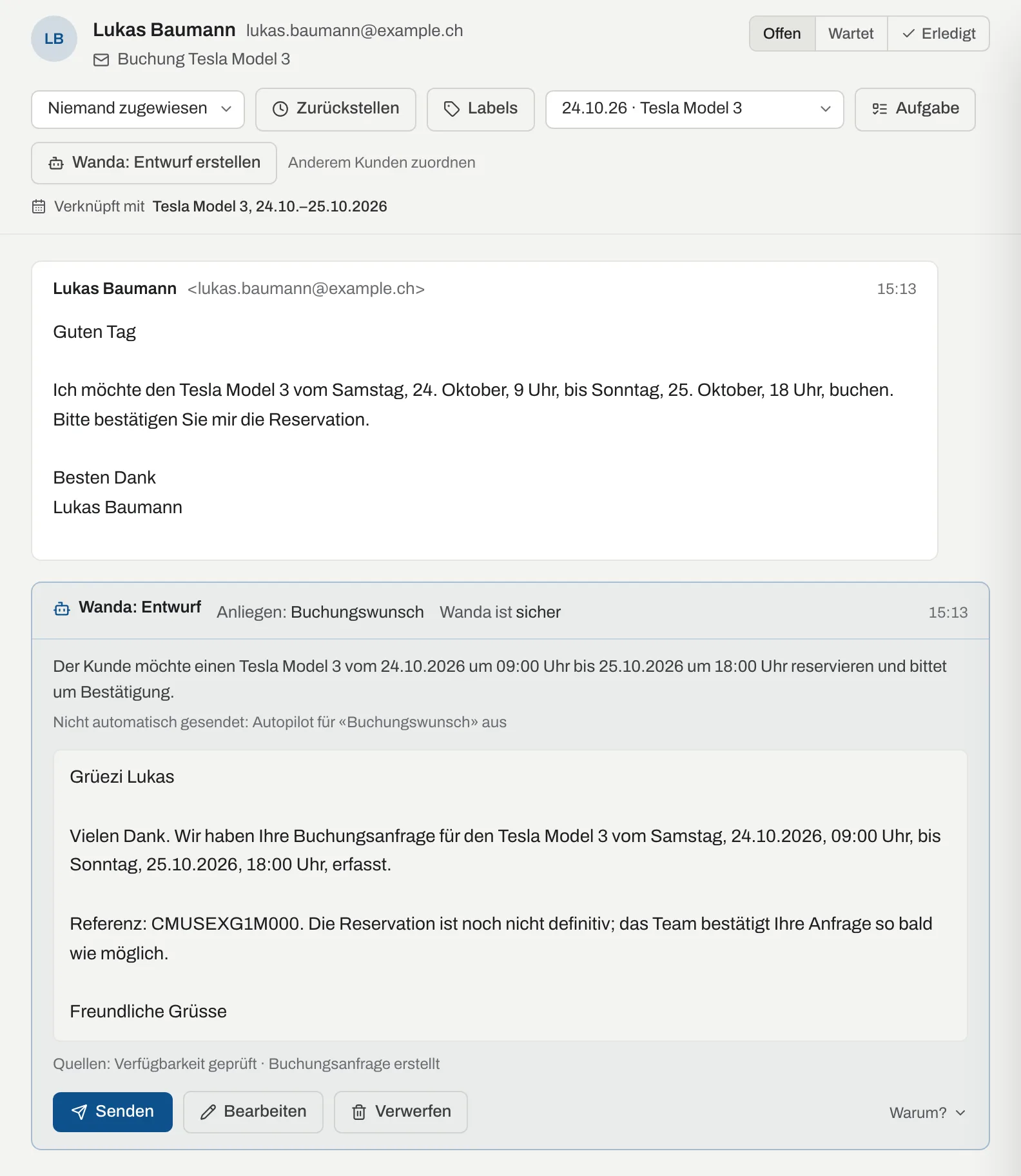 Konversation mit Lukas Baumann, verknüpft mit der Buchung Tesla Model 3 vom 24. bis 25. Oktober, darunter Wandas Entwurf mit Referenz und dem Hinweis, dass das Team die Anfrage noch bestätigt, Quellen «Verfügbarkeit geprüft · Buchungsanfrage erstellt»