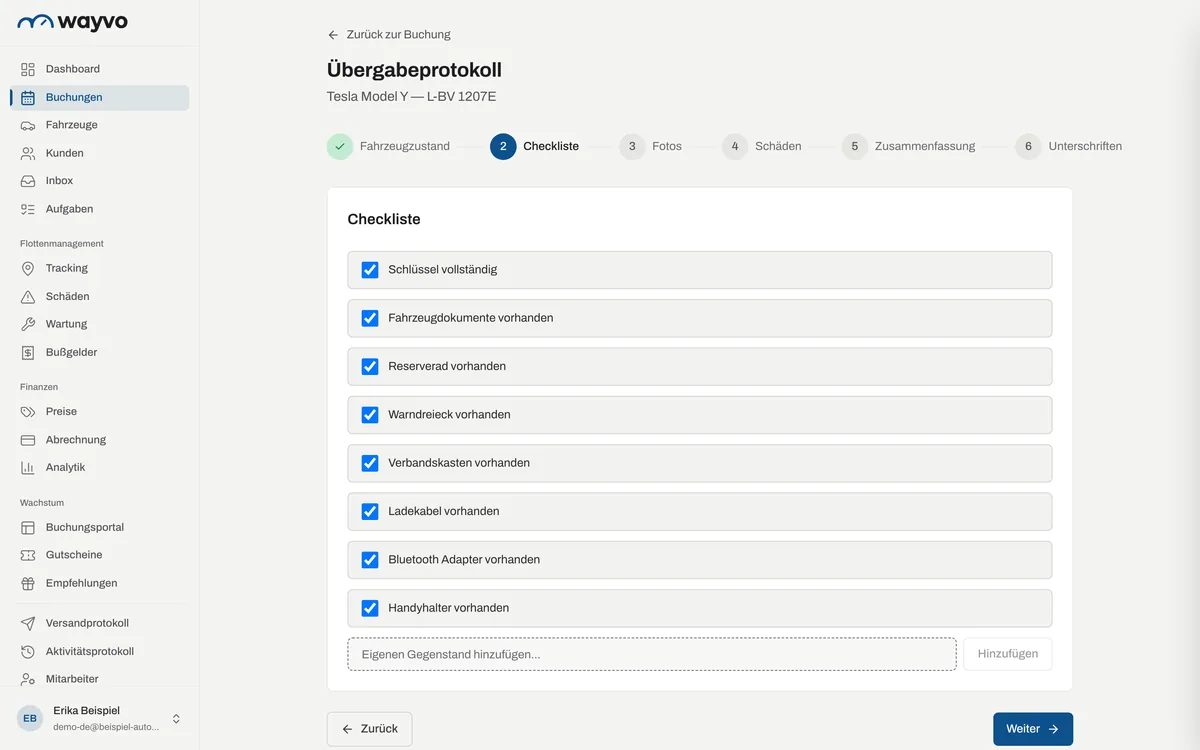Übergabeprotokoll mit den Schritten Fahrzeugzustand, Checkliste, Fotos, Schäden und Unterschriften
